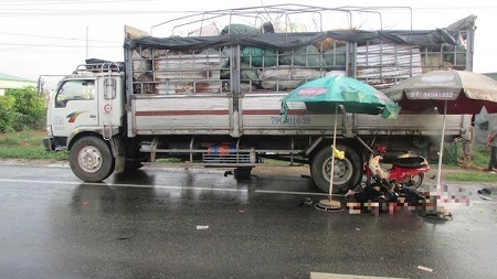 Tông thẳng vào đuôi xe tải, 3 thiếu niên tử vong