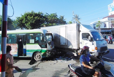Xe khách tông xe tải, hàng chục hành khách hoảng loạn kêu cứu