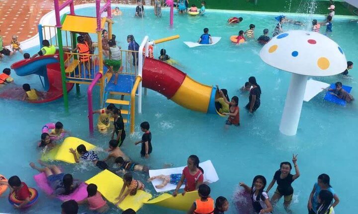 Bé trai 9 tuổi đuối nước thương tâm trong hồ bơi đông người