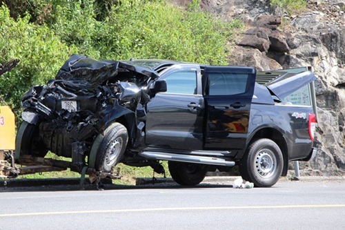 Xe khách va chạm xe bán tải, 6 người nhập viện