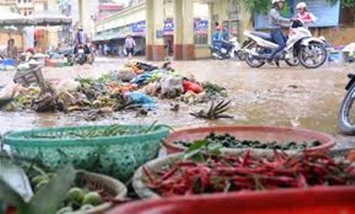 Mùa mưa bão, bạn cần tránh ăn những thực phẩm này