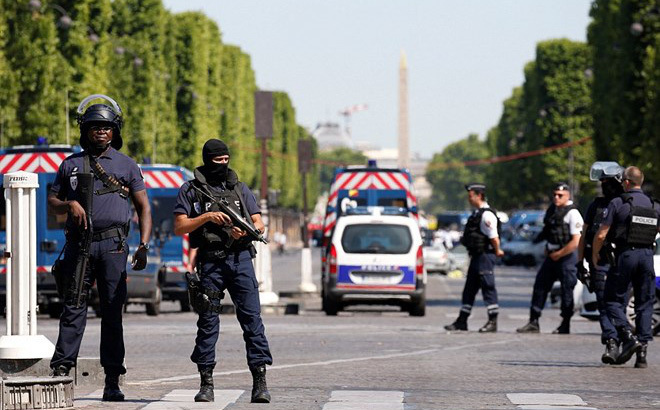 Pháp: Xe chở đầy vũ khi đâm vào cảnh sát ở đại lộ Champs Elysees