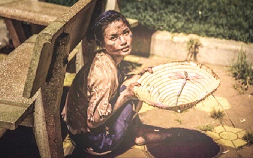 Câu chuyện về cậu con trai và số tiền người cha bố thí cho cô gái nghèo