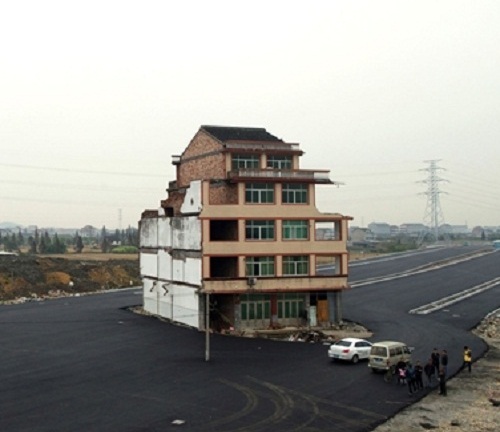 Bất lực với những ngôi nhà ‘cứng đầu” và “lì lợm” nhất Trung Quốc