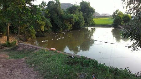 Đi làm nương về, hoảng hồn phát hiện thi thể hai con dưới ao nhà