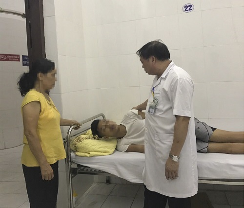 Căng thẳng 1 giờ giải cứu người loạn thần leo ra lan can tầng 18 để tự tử