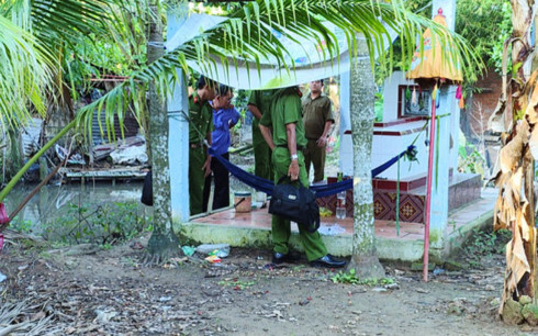 Truy bắt nghi can đâm tử vong anh trai giữa đêm rồi bỏ trốn