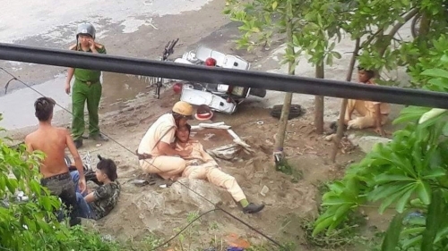 Ba thanh niên đâm trọng thương CSGT bằng tang vật vụ trộm