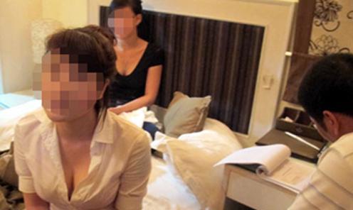 Chủ quán cà phê vẫy khách cho tiếp viên bán dâm lãnh án tù