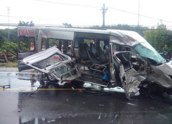 Vụ xe hai khách đấu đầu ở Kon Tum: Thêm một nạn nhân tử vong