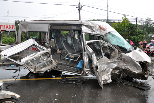 Hai xe khách tông trực diện, 1 người tử vong, 13 người trọng thương