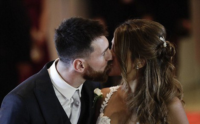 Chú rể Messi mặc đẹp như tài tử hôn say đắm vợ trong đám cưới
