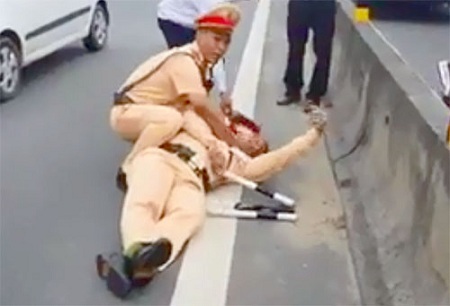 Lời kể nhân chứng vụ CSGT bị xe container hất văng xuống đường