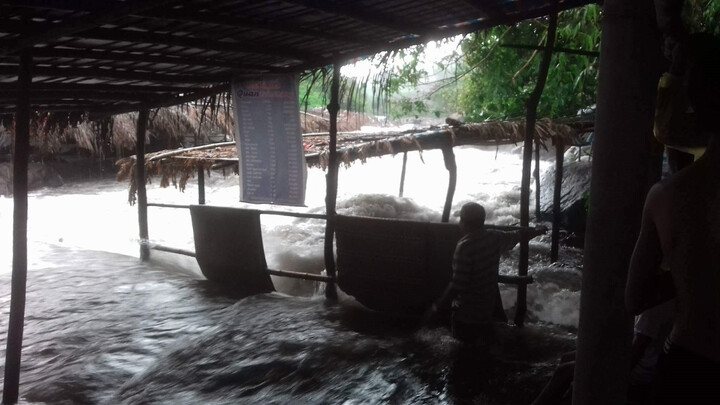 Du khách tháo chạy vì suối Voi bất ngờ có lũ quét