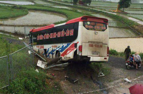 Xe khách mất lái đâm qua tôn lượn sóng ven đường, 13 người bị thương