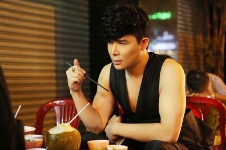 Nathan Lee thoải mái mặc đồ tiền tỷ ngồi ăn vỉa hè