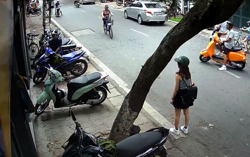 Clip: Trộm ngang nhiên bẻ khóa 'cuỗm' Exciter ngay giữa phố