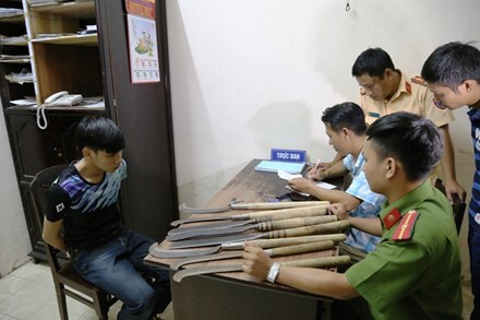 Chặn đứng nhóm người xăm trổ vác cả bao “hàng nóng” đi giải quyết mâu thuẫn