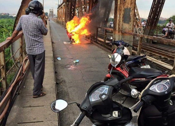 Nghệ An: Tàu hỏa đâm ô tô, 2 người tử vong tại chỗ