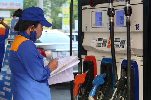 Giá xăng bán lẻ đứng trước cơ hội giảm mạnh
