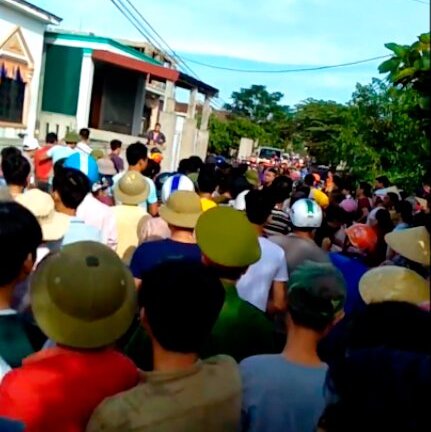 Giải cứu 2 người đàn ông bị dân vây đánh vì nghi bắt cóc trẻ em