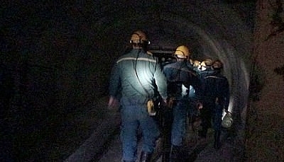 Bục túi nước lò than, một công nhân bị mắc kẹt dưới hầm sâu 100m