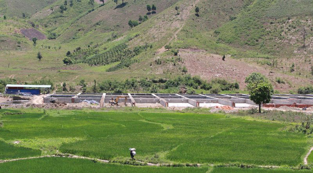 Kỷ luật 2 cán bộ vì để doanh nghiệp tự ý xây đập chặn suối nuôi cá tầm