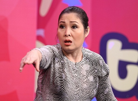 Phim vừa ra rạp bị quay lén tung lên mạng, NSND Hồng Vân bức xúc lên tiếng