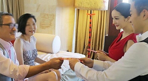 Nhờ thằng bạn thân giả người yêu che mắt bố mẹ, cô gái rơi vào cảnh khó xử