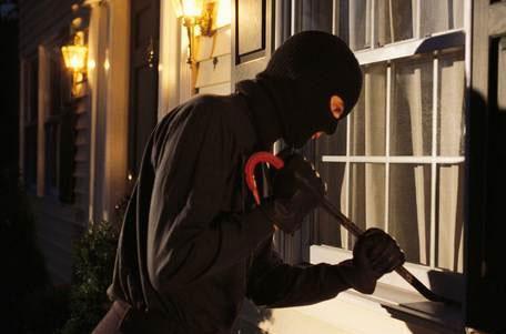 Tên trộm nấp 5 tiếng trong nhà vệ sinh chờ thời cơ đục két sắt