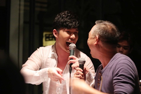 Nathan Lee cùng em gái ruột đi diễn từ thiện ủng hộ trẻ em bị nhiễm HIV