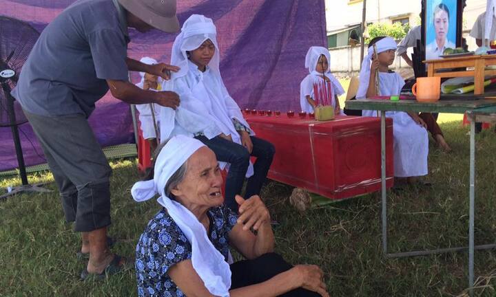 Xót xa hình ảnh 4 con thơ van khóc bên thi hài người mẹ xấu số