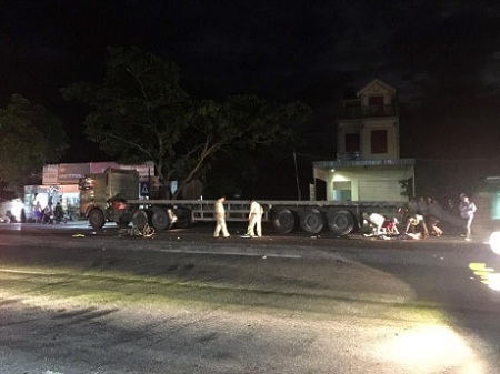 Xe máy kẹp 3 đâm xe tải, 2 người chết tại chỗ