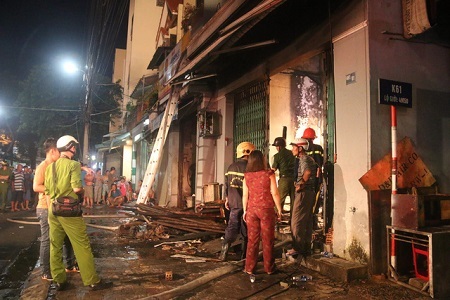 Căn nhà bốc cháy ngùn ngụt giữa đêm, nhiều tài sản bị thiêu rụi