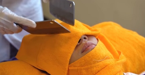 Trào lưu massage bằng... dao phay lại khiến thực khách thích thú