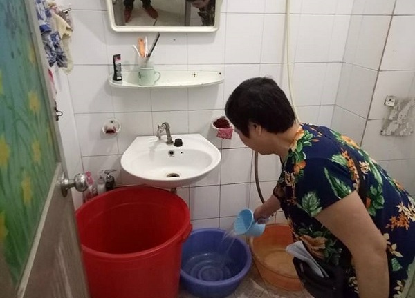 Hà Nội: Người dân khốn khổ vì mất nước sạch kéo dài