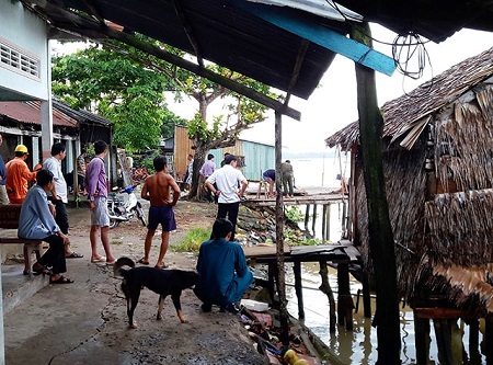 Xuất hiện vết nứt dài 60m ở Hậu Giang, 11 hộ dân di dời khẩn cấp 