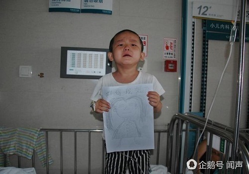 Bị bỏ rơi vì ung thư máu, bé 4 tuổi vẽ tranh mẹ cho đỡ nhớ: ‘Nếu con khỏi bệnh, mẹ có về không?’