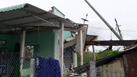 Cần cẩu chục tấn sập đè nát nhà dân, ba người thoát chết trong gang tấc