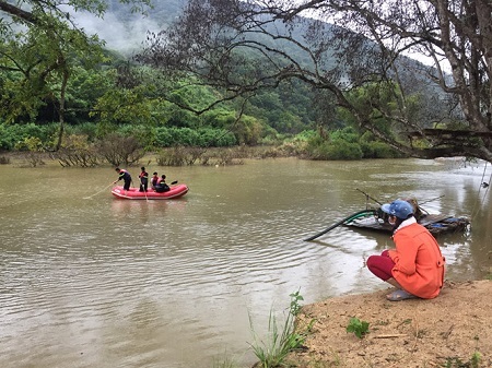 Xuồng tự chế lật trên sông K’rông Nô, 1 người tử vong, 4 người mất tích