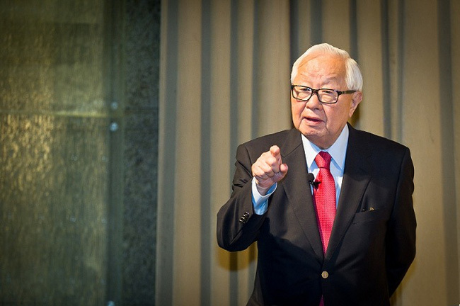 Nhờ iPhone 8, ông chủ 86 tuổi trở thành tỷ phú