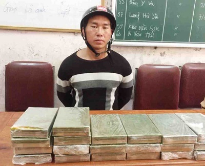 Cảnh sát mai phục tóm gọn người đàn ông đi xe máy vận chuyển 20 bánh heroin