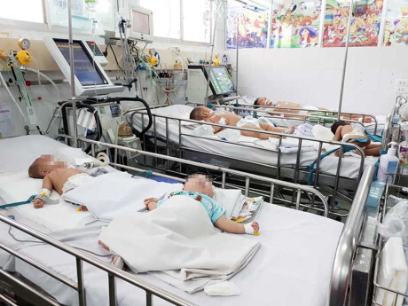 Không tiêm vắc xin, cha mẹ đặt con vào “cửa tử”