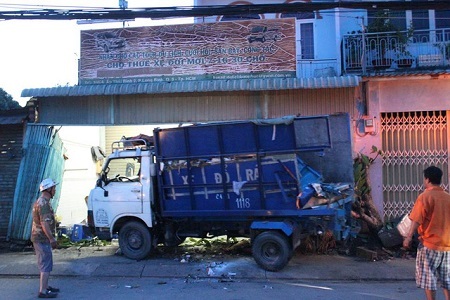 Xe container húc văng xe rác vào nhà dân, 2 người bị thương