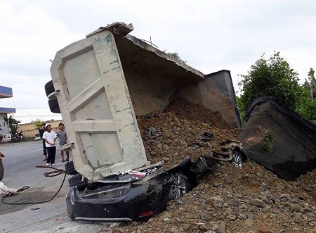 Nguyên nhân ban đầu vụ xe tải đè xe con khiến tài xế tử vong tại Nam Định