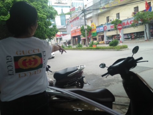 Vụ Phó Chủ tịch quận Thanh Xuân đậu xe ăn bún: Lòng đường của ai?