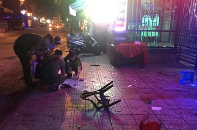 Điều tra vụ hỗn chiến trước phòng trà khiến nam thanh niên bị chém lìa ngón tay