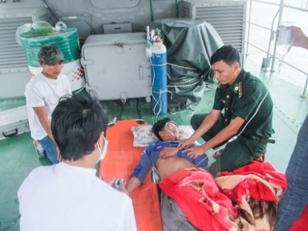 Cứu sống ba ngư dân bị ngạt khí độc khi hành nghề trên biển