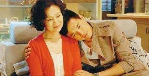 Tôi tức giận khi biết chồng giấu mình mua dây chuyền vàng tặng mẹ