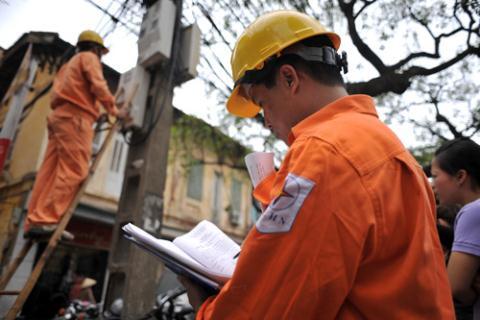 Phó Thủ tướng Vương Đình Huệ chỉ đạo tăng giá điện ở mức thấp nhất